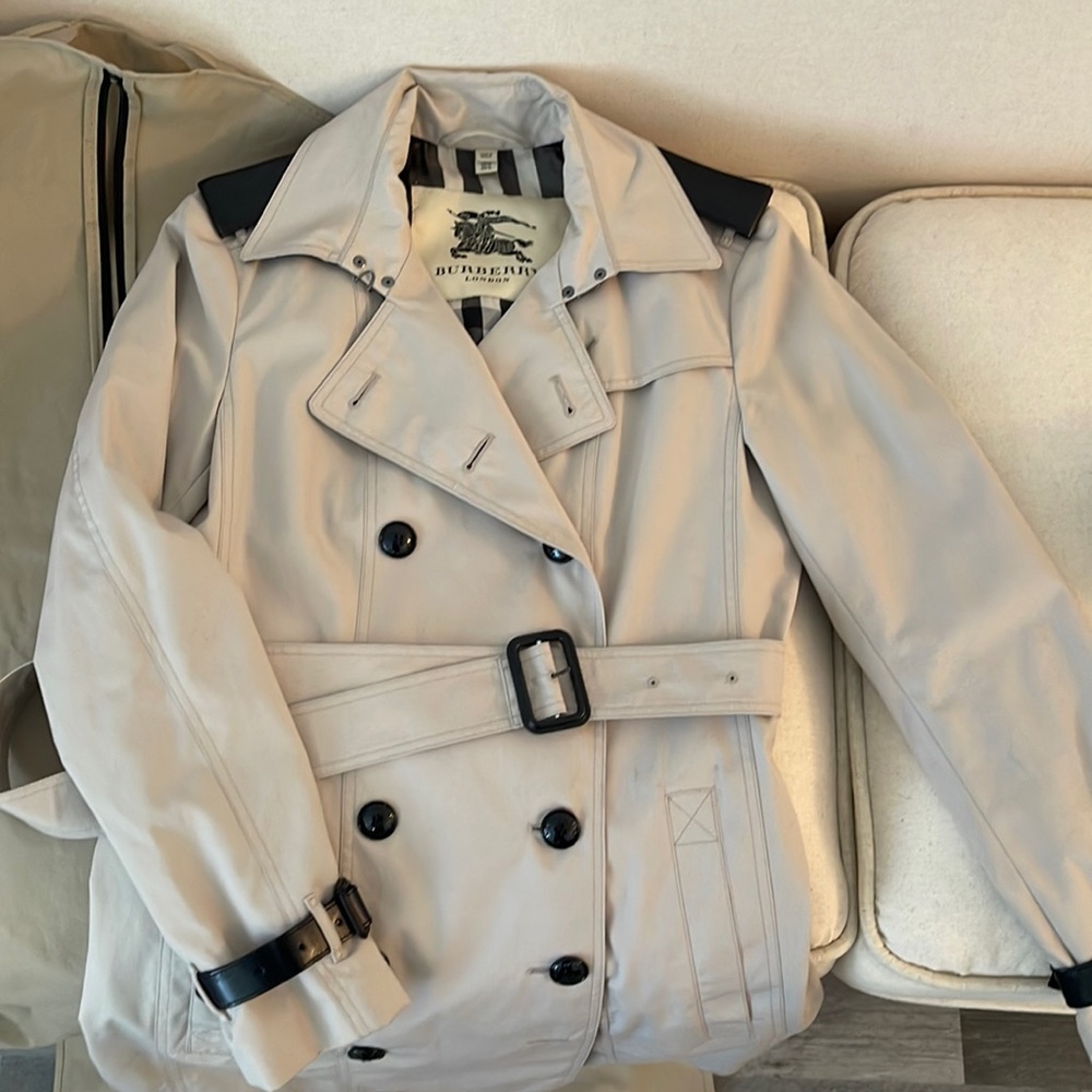 Burberry London trench coat comes with extra leather belt ( rare find ) size 10